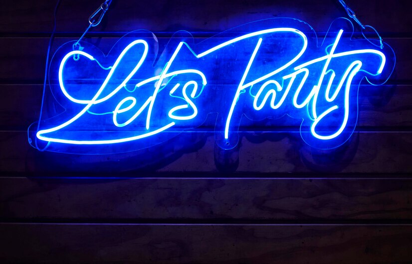 dich-vu-thi-cong-bang-hieu-den-neon-sign-phan-thiet
