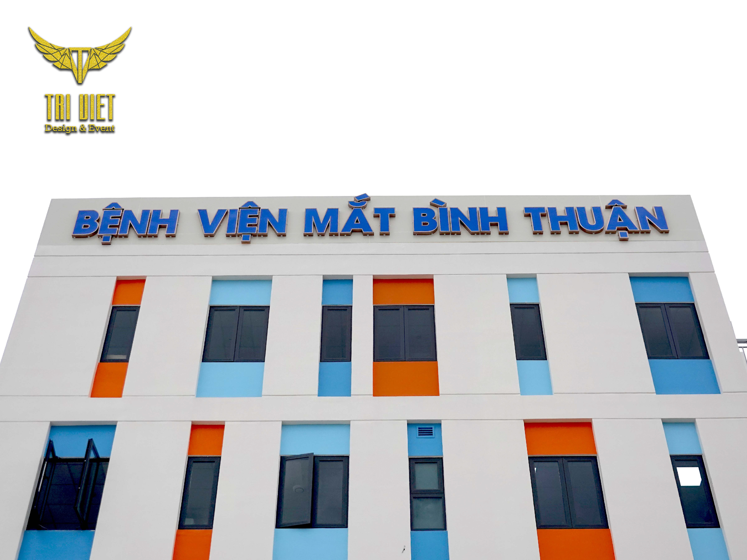 thi-cong-bang-hieu-hop-den-chu-noi-phan-thiet
